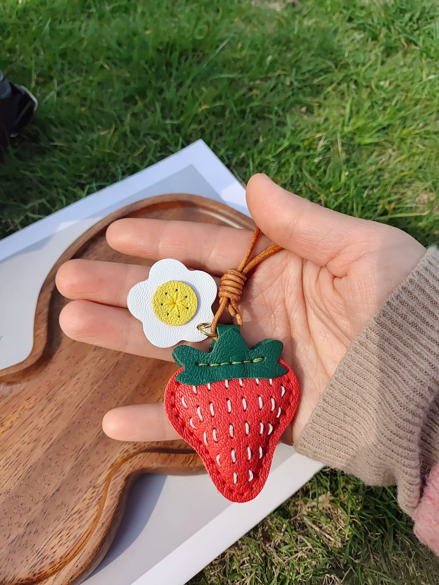 莓烦恼草莓挂件头层牛皮手工缝制包包挂件钥匙扣挂件